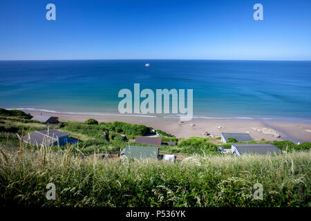 Wunderschöne Aussicht von tregonhawke Klippe über Urlaub zu den herrlichen türkisblauen Meer unten an einem heißen Sommertag ermöglicht, Whitsand Bay, Cornwall, Großbritannien Stockfoto