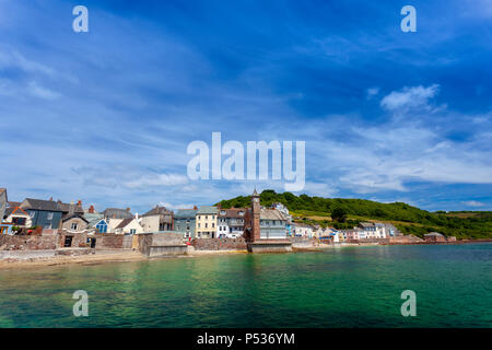 Schönen Sonnenschein, der über dem malerischen Dorf Kingsand zeigt den Hafen direkt am Meer in der Höhe des Sommers, Cornwall, England, Großbritannien Stockfoto