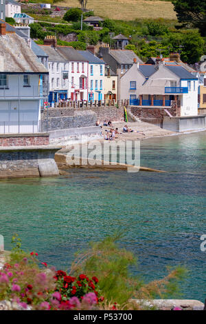 Strandurlauber und Trinker den Sommer genießen Wetter an der Küste Fischerdorf Kingsand in Cornwall an einem heissen Sommertag, Cornwall, Großbritannien Stockfoto