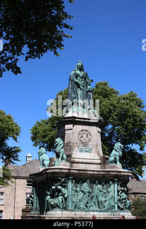 Blick auf die Südseite der Queen Victoria Memorial in Dalton Square, Lancaster, Lancashire, England. Stockfoto