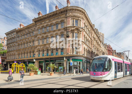 Birmingham, West Midlands Metro Kreuzung neue St, Birmingham, die Straßenbahn verbindet Birmingham mit Wolverhampton, West Midlands, England, Großbritannien Stockfoto