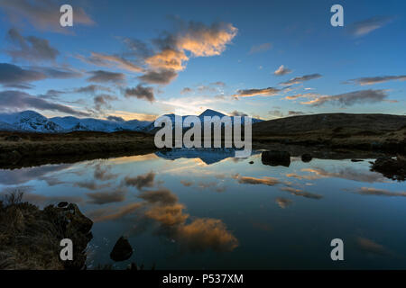 Die Blackmount Bereich bei Sonnenuntergang, von Lochan na h-Achlaise, Rannoch Moor, in der Nähe von Glencoe, Hochland, Schottland, Großbritannien Stockfoto