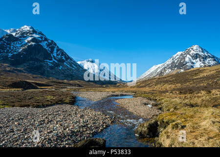 Die lairig Gartain Tal vom Fluss Coupall, in der Nähe von Glencoe, Hochland, Schottland, Großbritannien Stockfoto