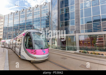 Wolverhampton West Midlands Metro gebunden bei Bull St in Birmingham, die Straßenbahn Birmingham mit Wolverhampton, West Midlands, England, Großbritannien verbindet Stockfoto