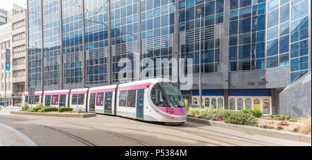 Wolverhampton West Midlands Metro gebunden bei Bull St in Birmingham, die Straßenbahn Birmingham mit Wolverhampton, West Midlands, England, Großbritannien verbindet Stockfoto