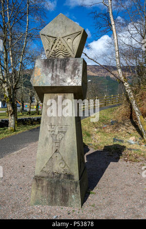 Sandstein Obelisk, eine Skulptur von Francis Pelly von Orkney, an der Ballachulish Schiefergrube, in der Nähe von Glencoe, Hochland, Schottland, Großbritannien Stockfoto