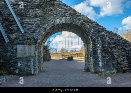 Der Schiefer Arch in Ballachulish Schiefergrube, die einmal eine schiefe Ebene für Straßenbahnschienen durchgeführt. In der Nähe von Glencoe, Hochland, Schottland, Großbritannien Stockfoto