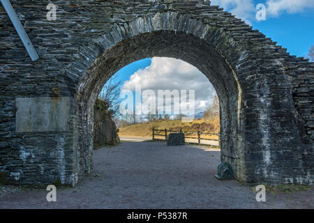 Der Schiefer Arch in Ballachulish Schiefergrube, die einmal eine schiefe Ebene für Straßenbahnschienen durchgeführt. In der Nähe von Glencoe, Hochland, Schottland, Großbritannien Stockfoto