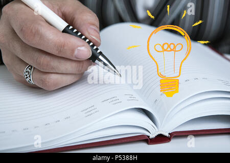 Tagebuch und die menschliche Hand mit einem Pen close-up Stockfoto