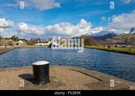 Der Kaledonische Kanal in Corpach in der Nähe von Fort William, Hochland, Schottland, Großbritannien. Das Boot ist das Elizabeth G. Stockfoto