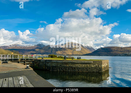 Ben Nevis vom Meer Loch auf dem Caledonian Canal in Corpach in der Nähe von Fort William, Hochland, Schottland, Großbritannien Stockfoto