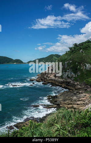 Stadt Guaruja Brasilien Blick in die Natur Meer Steine Wellen Stockfoto
