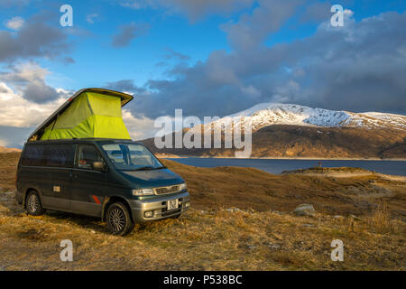 Ein Mazda Bongo Friendee Campervan und dem Gipfel des Gairich. Wildes Campen an der Seite von Loch Quoich, Hochland, Schottland, Großbritannien Stockfoto