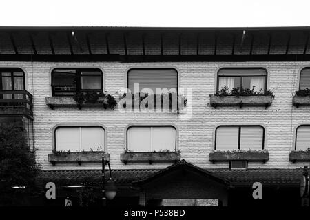 Koloniale deutsche weisse Steine Architektur Gebäude Stadt Gramado Brasilien schwarz weiß Stockfoto