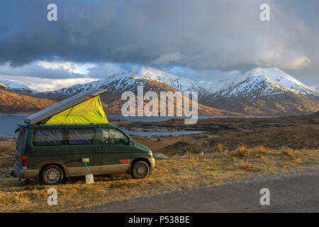 Eine sgùrr Fhuarain (links) und Sgùrr Mòr über Loch Quoich mit einem Mazda Bongo Friendee Wohnmobil im Vordergrund. Hochland, Schottland, Großbritannien Stockfoto