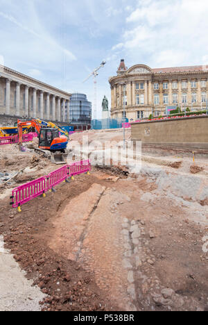 Eine vermutete Römischen oder die Sächsische Straße hat unter den Victoria Square im Zentrum von Birmingham entdeckt worden, während die Bagger für den neuen U-Bahn-Linie, England. Stockfoto