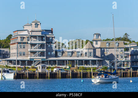 Das Sommercamp Hotel (ehemals das Wesley Hotel) auf den Blick über den Hafen von Falmouth, Massachusetts auf Martha's Vineyard. Stockfoto