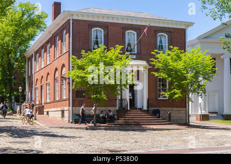 Die historische Pacific National Bank auf der Hauptstraße in Nantucket, Massachusetts. Stockfoto