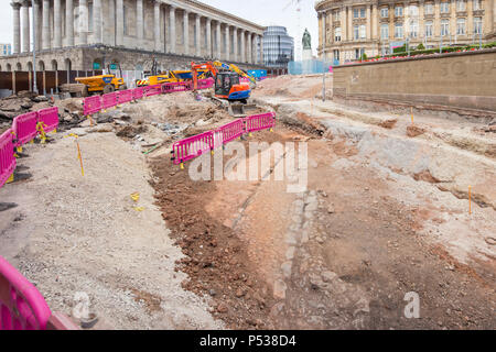 Eine vermutete Römischen oder die Sächsische Straße hat unter den Victoria Square im Zentrum von Birmingham entdeckt worden, während die Bagger für den neuen U-Bahn-Linie, England. Stockfoto