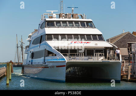 Ein hy-line Kreuzfahrten High-Speed Katamaran Fähre bereitet sich auf Dock an der geraden Wharf in Nantucket, Massachusetts. Stockfoto