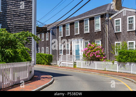 Ein Blick auf die traditionellen Zeder schütteln-seitig Gebäude in Nantucket, Massachusetts. Stockfoto