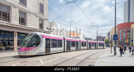 Wolverhampton West Midlands Metro gebunden bei Bull St in Birmingham, die Straßenbahn Birmingham mit Wolverhampton, West Midlands, England, Großbritannien verbindet Stockfoto