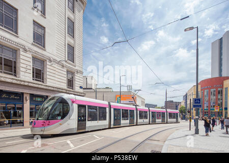 Wolverhampton West Midlands Metro gebunden bei Bull St in Birmingham, die Straßenbahn Birmingham mit Wolverhampton, West Midlands, England, Großbritannien verbindet Stockfoto