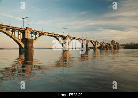 Bin erefa - Kherson ' Eisenbahnbrücke über den Fluss Dnepr in Dnepropetrovsk (Ukraine), urbane Landschaft Stockfoto