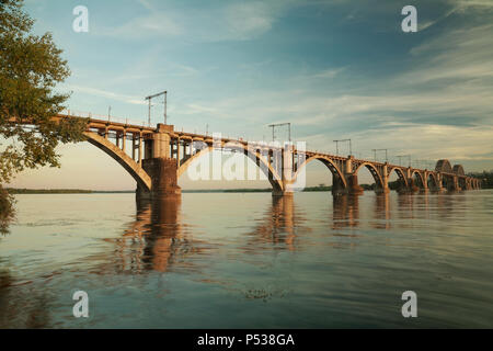 Bin erefa - Kherson ' Eisenbahnbrücke über den Fluss Dnepr in Dnepropetrovsk (Ukraine), urbane Landschaft Stockfoto