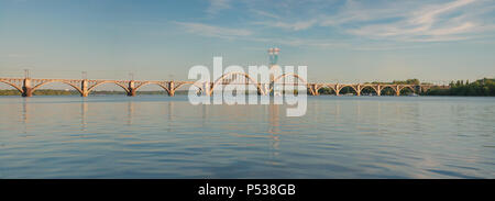 Bin erefa - Kherson ' Eisenbahnbrücke über den Fluss Dnepr in Dnepropetrovsk (Ukraine), urbane Landschaft Stockfoto