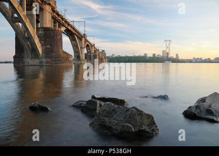 Bin erefa - Kherson ' Eisenbahnbrücke über den Fluss Dnepr in Dnepropetrovsk (Ukraine), urbane Landschaft Stockfoto