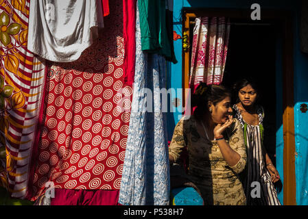 Frauen außerhalb ihres Heimatlandes in einem Back Lane in Kalkutta, Indien. Stockfoto