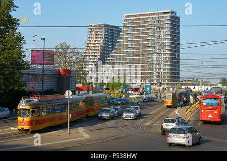 Belgrad, Serbien - Mai 03, 2018: Morgen Blick auf neu errichteten Wohnblocks vom Parkplatz auf Karadordeva Straße. Stockfoto