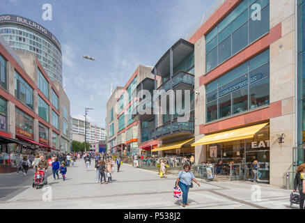 Käufer an einem heissen Sommertag, der Bullring Shopping Centre, Birmingham, England, Großbritannien Stockfoto