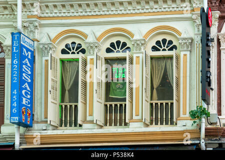 Singapur - Juni 10, 2018: Blick von Windows von einem Fisch Spa in Chinatown Stockfoto