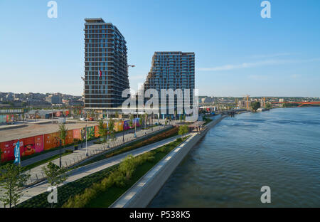 Belgrad, Serbien - Mai 03, 2018: BW Residenzen Belgrad Waterfront, Eagle Hills im Bau. Blick von Stari Most Brücke über den Fluss Sava Stockfoto