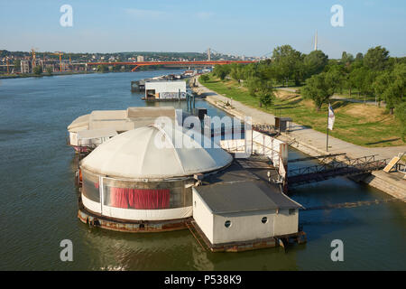 Belgrad, Serbien - Mai 03, 2018: Morgen Blick auf eine Reihe von schwimmenden Restaurants und Clubs am Fluss Sava von Stari Most Brücke Stockfoto