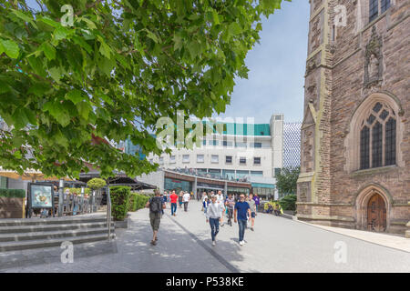 Käufer an einem heissen Sommertag in St. Martin Platz, der Bullring Shopping Centre, Birmingham, England, Großbritannien Stockfoto