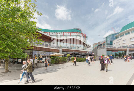 Käufer an einem heissen Sommertag in St. Martin Platz, der Bullring Shopping Centre, Birmingham, England, Großbritannien Stockfoto