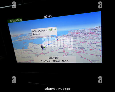 Hinteren Sitzbereich individuelle TV-Monitor und Entertainment System mit Navi route zeigt live Informationen für die hinten sitzenden Passagiere auf der Route Stockfoto
