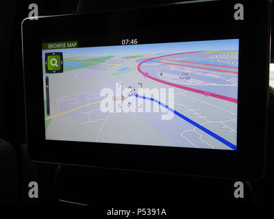 Hinteren Sitzbereich individuelle TV-Monitor und Entertainment System mit Navi route zeigt live Informationen für die hinten sitzenden Passagiere auf der Route Stockfoto