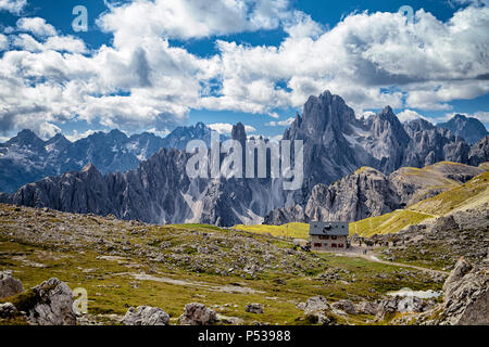 Italien, Dolomiten - SEPTEMBER 22, 2014 - Landschaft mit einem Zuflucht in Dolomiten Stockfoto