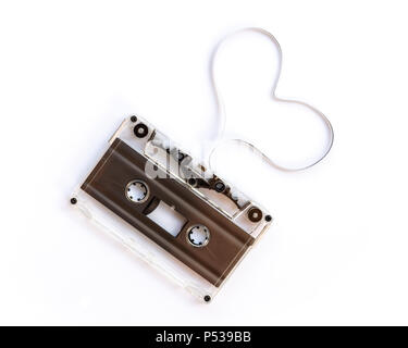 Transluzente audio Kassette mit dem Magnetband in der Form eines Herzens auf weißem Hintergrund, Musik liebe Konzept Stockfoto