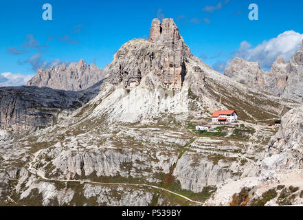 Italien, Dolomiten - SEPTEMBER 22, 2014 - Landschaft mit einem Zuflucht in Dolomiten Stockfoto