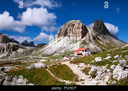 Italien, Dolomiten - SEPTEMBER 22, 2014 - Landschaft mit einem Zuflucht in Dolomiten Stockfoto