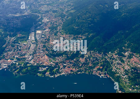 Luftaufnahme, von einem kleinen Flugzeug, von Cernobbio Dorf auf der Westseite des Comer Sees, Schuß auf einem hellen späten Frühling Tag in der Nähe von Como, Lombardei, Italien Stockfoto