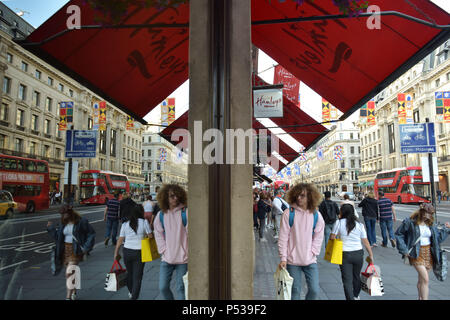 Kunden, Touristen und Mitarbeiter im Büro vorbei das Flaggschiff Hamleys Toy Store in der Regent Street in London Stockfoto