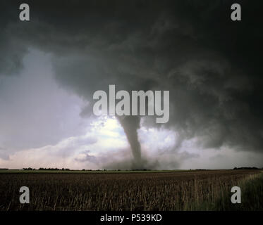 Ein Tornado berührt von einer superzelle Gewitter in Ackerland in Nebraska, USA Stockfoto