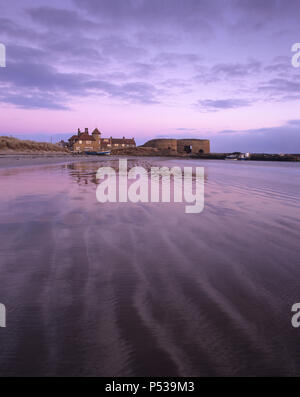 Der Sandstrand von Beadnell Bay an der Küste von Northumberland, England Stockfoto