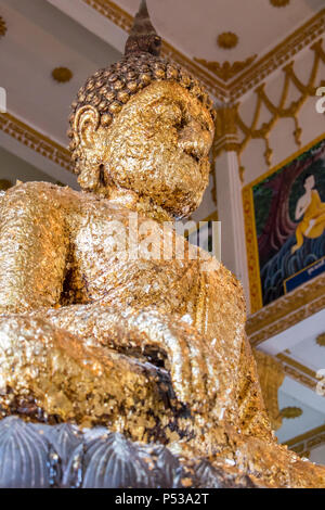 SUPHAN BURI, THAILAND, Jan 01 2018, sitzender Buddha vergoldet der Blütenblätter in buddhistischen Tempel in Thailand. Goldene Folie auf Buddha Statue. Stockfoto